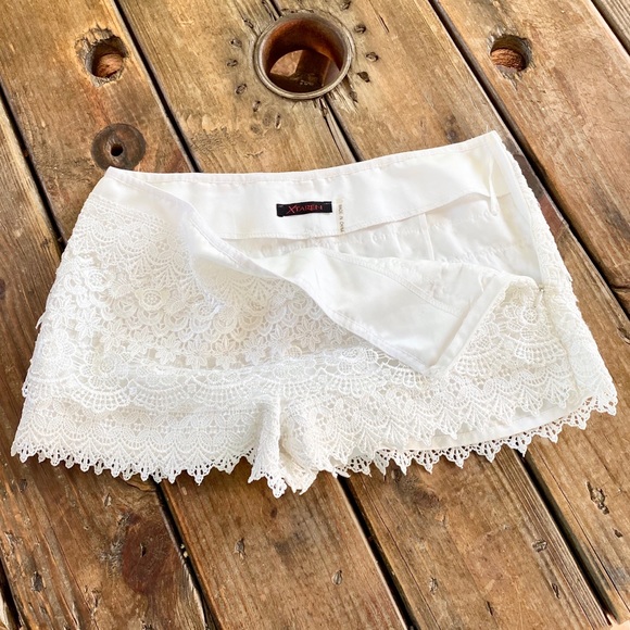 ~Xtaren~ white layered lace shorts zip up the side - Picture 4 of 4